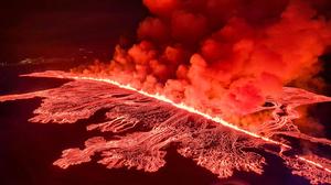 Ein mächtiger Vorhang aus Lava und Gas aus einer Vulkanspalte bei 
Grindavik