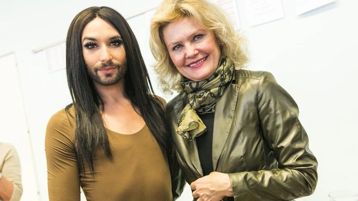 Conchita Wurst mit Barbara Krenn-Schöggl, Direktorin der Grazer Modeschule. Diese besuchte...
