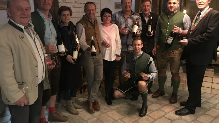 Gastgeber  und Aufweindl'n-Erfinder Hannes Mossauer (kniend) mit Vertretern der Weingüter Elsnegg aus Gamlitz, Hutter aus Feldbach, Weber aus Deutsch-Schützen im Burgenland, Schweiger aus Zöbing im Kamptal sowie  Collazzi aus Impruneta in der Toskana. Auch Heinz Jakelj (l.) von der gleichnamigen Knittelfelder Destillerie war zu Gast