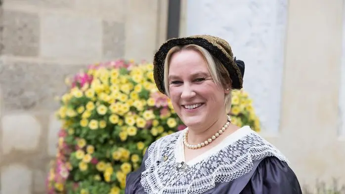Eine Frau in traditioneller Kleidung lächelt in die Kamera