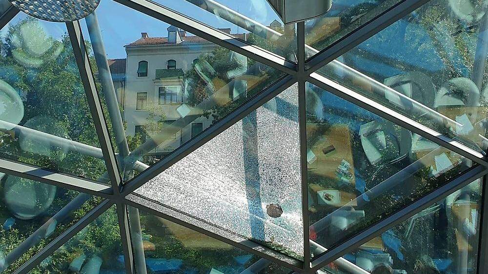 Das zerbrochene Fenster der Grazer Murinsel von Innen