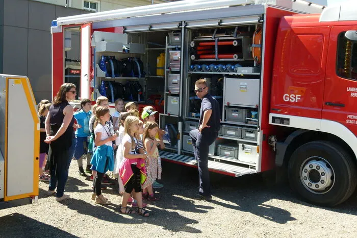 Zu sehen – und vor allem tun – bekamen die Kinder allerhand, zeigten sie sich doch vom Spritzstand ebenso angetan wie von den großen Löschfahrzeugen, der Hüpfburg, dem Schminkstand und der Einsatzvorführung.