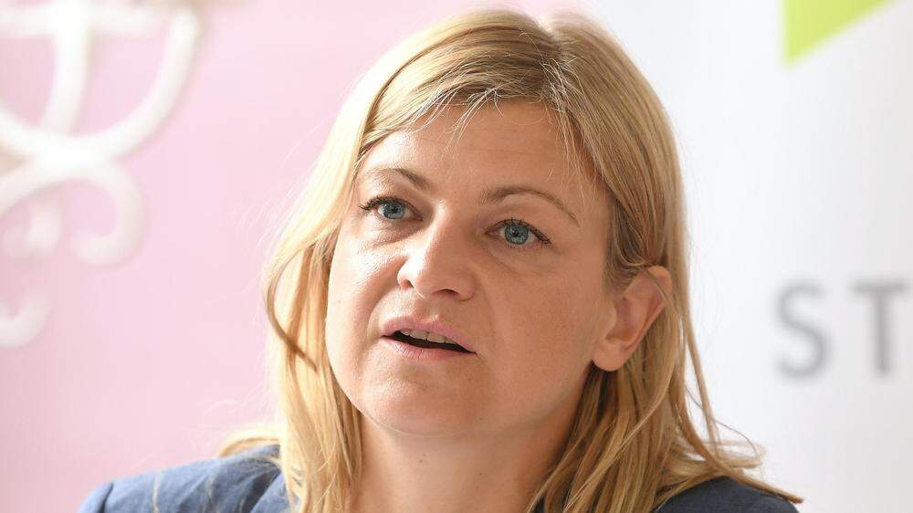 Die Vorsitzende der Privatangestellten-Gewerkschaft Barbara Teiber kritisiert  das Überhand-Nehmen der All-in-Verträge