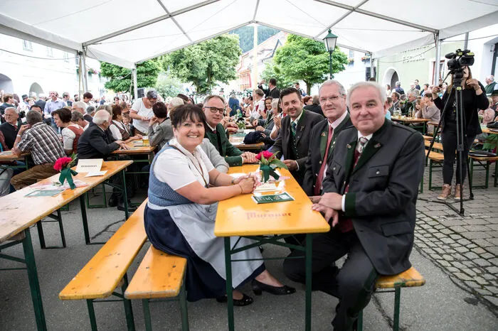 Zahlreiche Ehrengäste bei der Eröffnung.