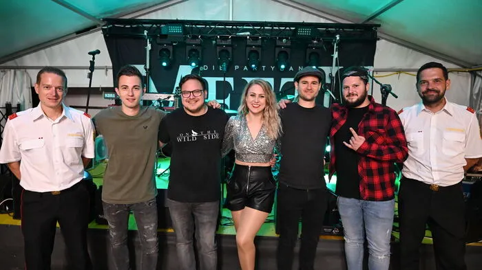 Kommandant Bernhard Hrowath Junior (rechts) mit Stellvertreter Harald Rupic (links) mit den Musikern der Partyband "MeetU".