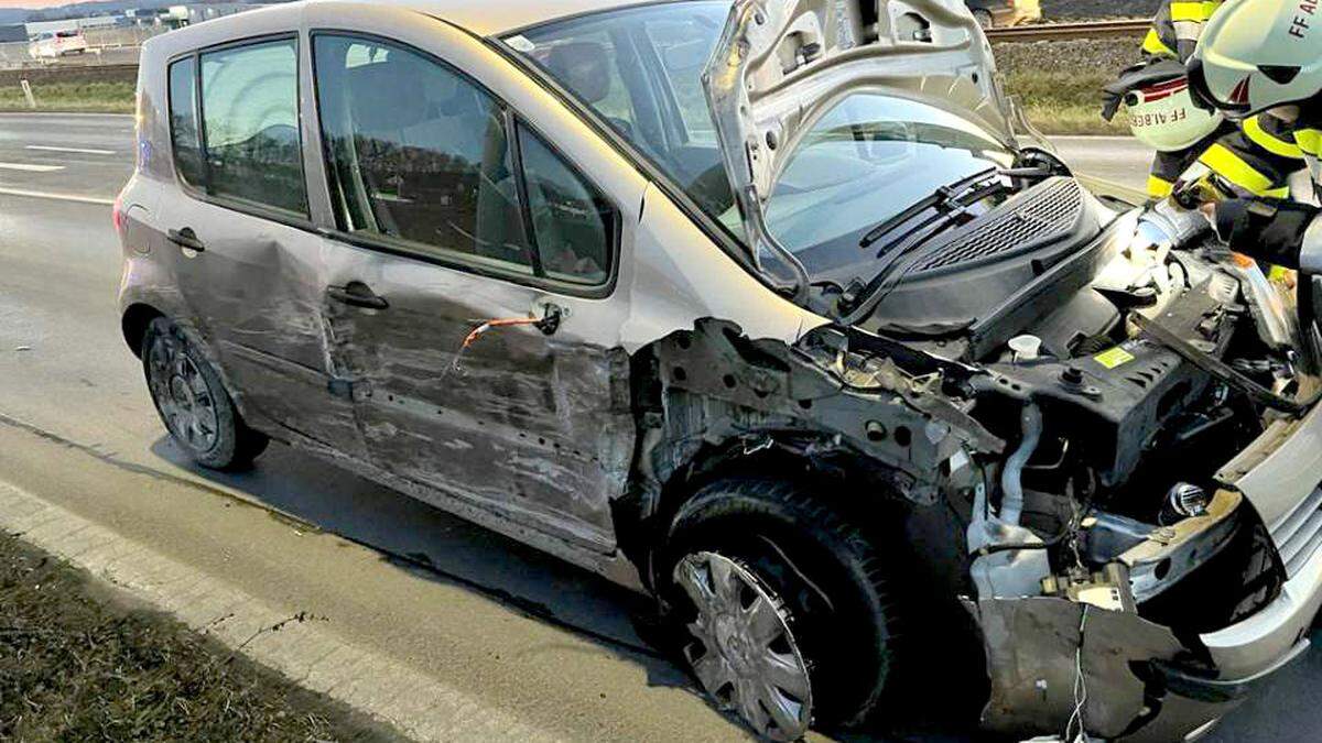 An einem der am Unfall beteiligten Fahrzeuge entstand erheblicher Sachschaden