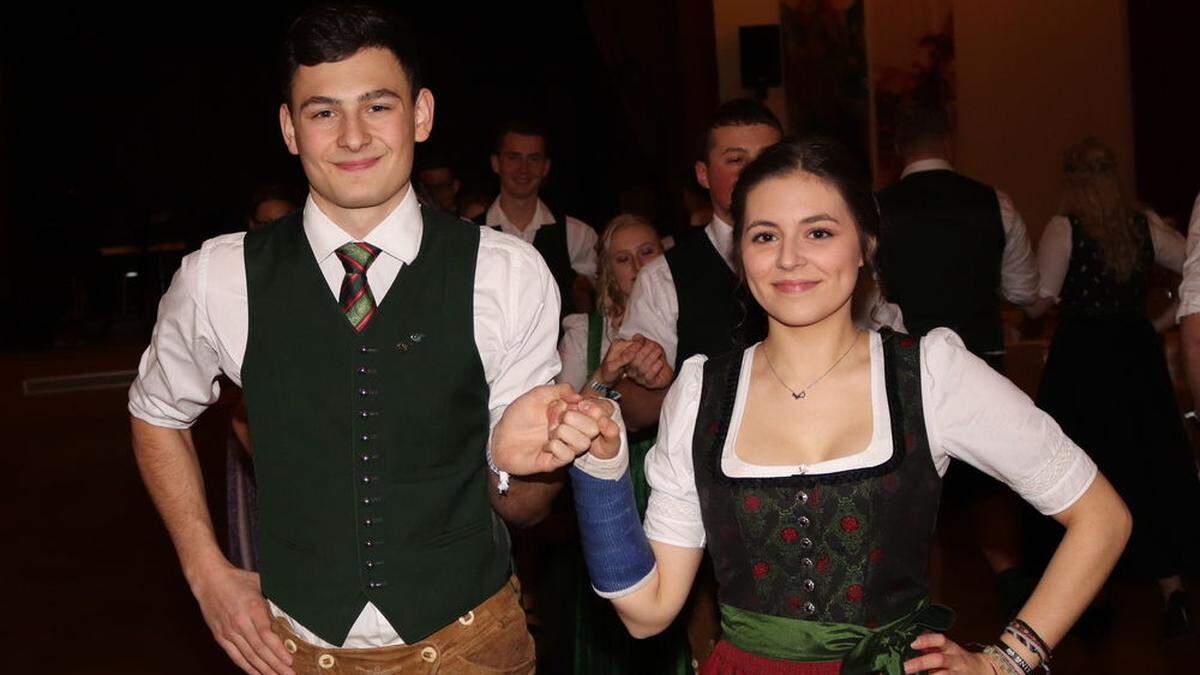 Mitglieder aller Ortsgruppen der Landjugend tanzen die Eröffnungspolonaise