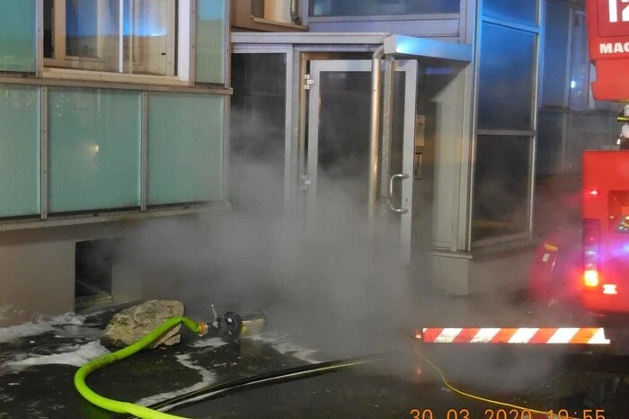 Zwölf Bewohner wurden gerettet, fünf mit Verdacht auf Rauchgasvergiftung ins LKH Hochsteiermark in Leoben eingeliefert. Ein Bewohner blieb auf Revers zurück.