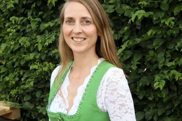 GV-Obfrau Elissa Zedrosser (Foto) konnte anlässlich ihrer Begrüßung unter anderen Bundesrätin Sandra Lassnig, die beiden Vizebürgermeister Martin „Mote“ Weiß und Werner Ruhdorfer sowie eine starke Abordnung des Ortskulturvereins (OKV) Hardegg unter Präsident Horst Haslauer willkommen heißen. 