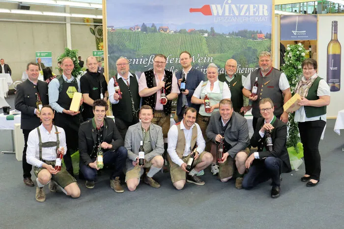 Unter dem Motto „Wein &amp; Genuss“ konnten die vielen Besucher bei den Betrieben Bauer-Prall, Lackner, Zach, Da Finz Bäuchl, Herbstwein, Dokter, Kremser-Greitbauer, Hochstrasser, Stocker, Tippler und Zweiger viele Top-Weine von höchster Qualität genießen.