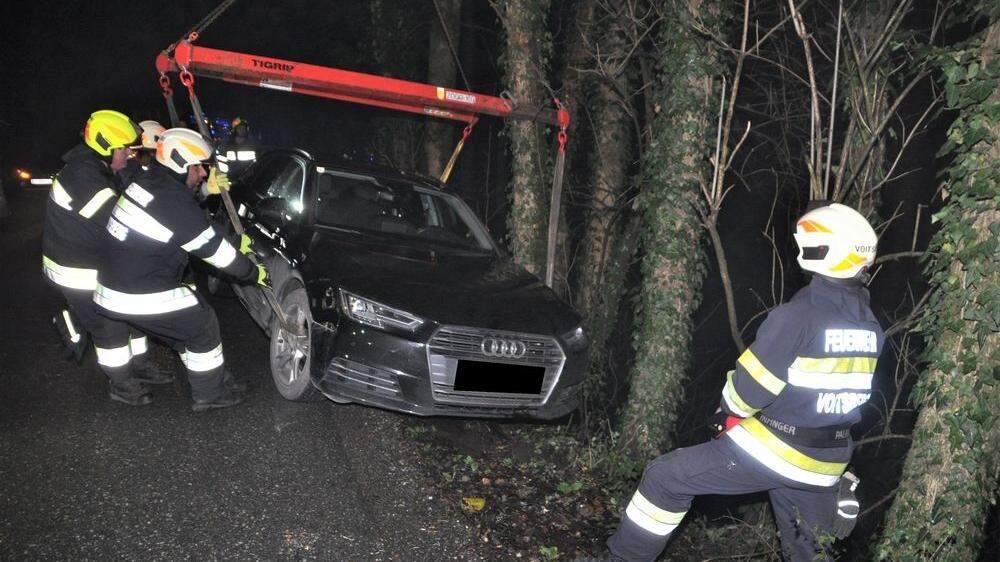 Die Feuerwehr barg den Audi, der an einem Baum hängen geblieben war