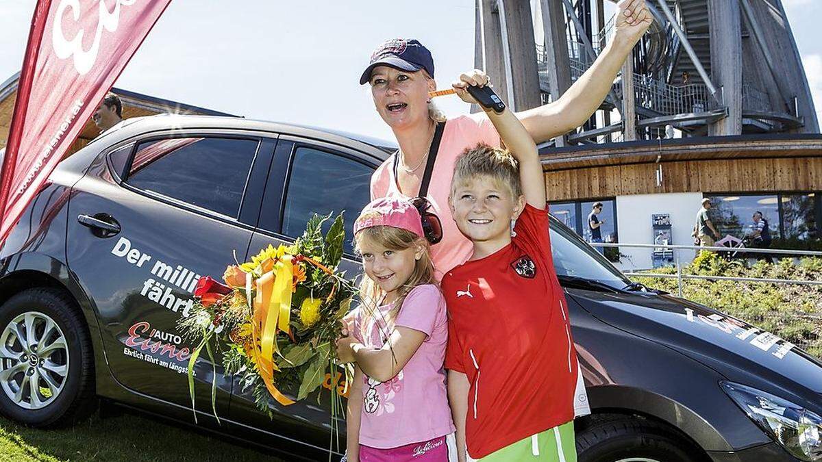 So sehen Gewinner aus: Petra Spitzer mit ihren beiden Kindern Lara und Fabian