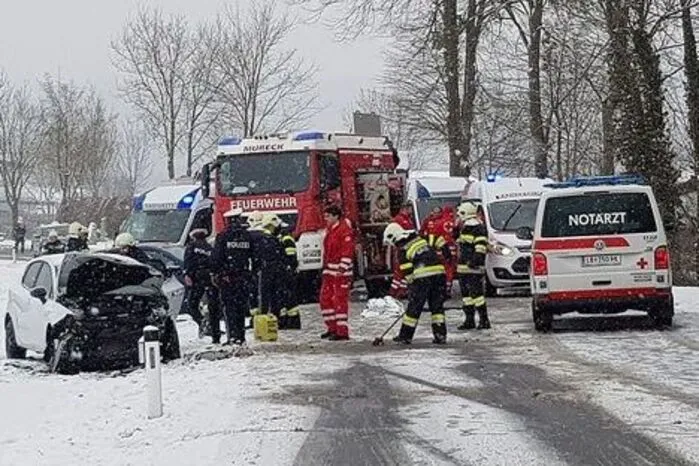 Ein schwerer Verkehrsunfall ereignete sich an einem Morgen im März auf der B 69 in Mureck. Eine 48-jährige Südoststeirerin kam dabei ums Leben, vier weitere Frauen wurden unbestimmten Grades verletzt. Mehr dazu.    