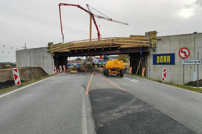 22 Meter spannt sie sich über die B 68.