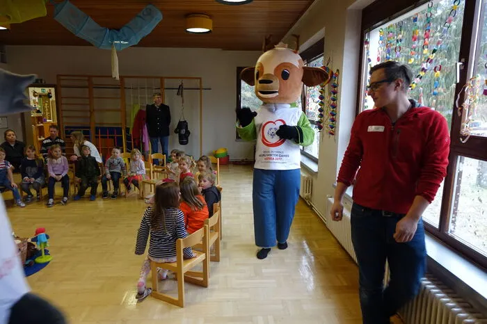 Mit von der Partie war auch Bürgermeister Engelbert Köppel, der es sich nicht nehmen ließ, im Sesselkreis zwischen „Lara und Luis“ beherzt mitzuklatschen.