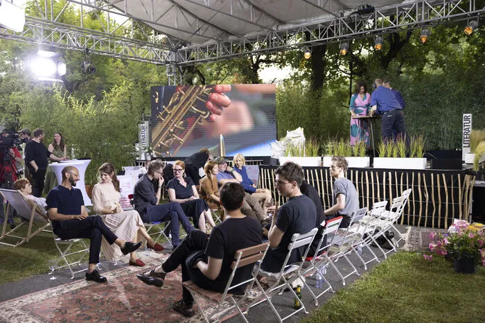 Während die Juroren im ORF-Theater saßen, fieberten die Autoren vor der neuen Literaturbühne im ORF-Garten der Auslosung entgegen.