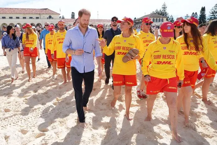 Dort angekommen zog das Herzogspaar erst mal seine Schuhe aus und ging barfuß weiter im weichen Sand. 
