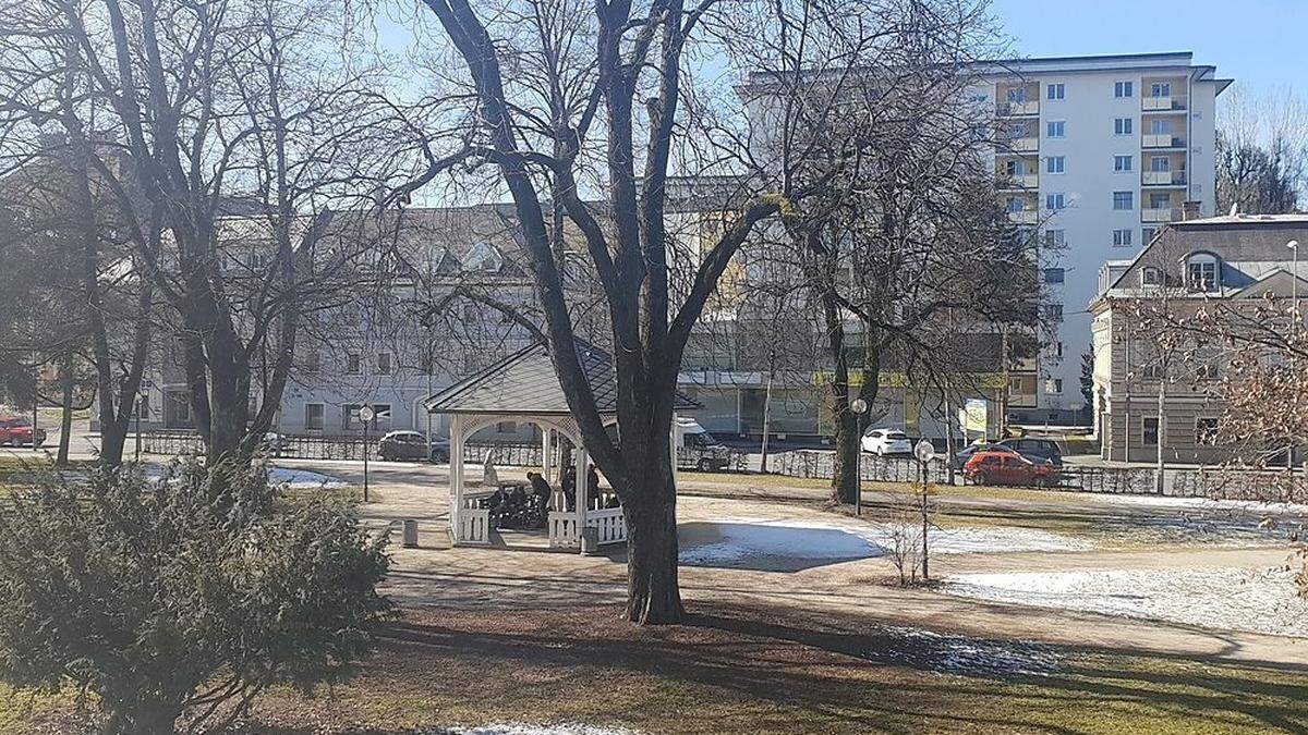 Im Salettl im Schillerpark treffen sich im Frühjahr häufig Gruppen zum gemeinsamen Trinken