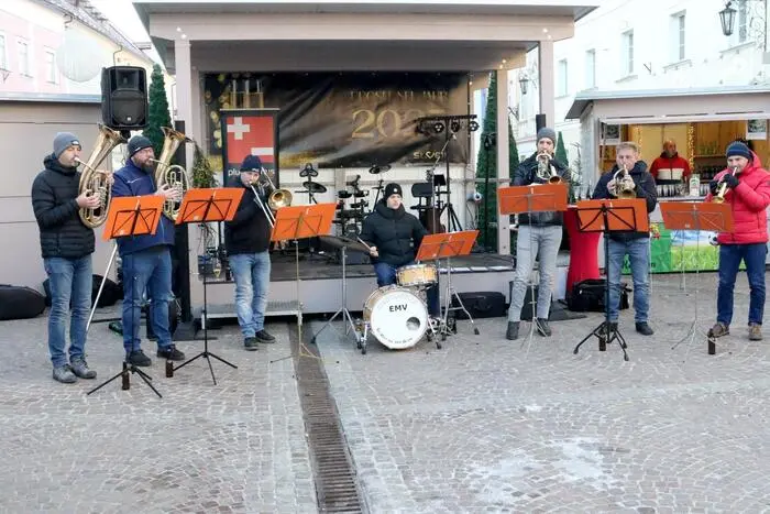 Und noch bevor die Band „plus | minus [+/-]“ für optimale Stimmung sorgte, tauchte der Eisenbahnermusikverein (EMV) Stadtkapelle St. Veit (Foto) den Hauptplatz in schöne Klänge. 