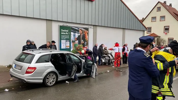 Im nordhessischen Volkmarsen ist ein Auto in einen Rosenmontagsumzug gefahren.