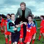 Walter Schachner feierte sein Trainerdebüt 1999 in Zeltweg mit dem Landesligatitel und Aufstieg in die Regionalliga. Geschultert von Keeper Mario Berger (links) und dem heutigen Zeltweger Bürgermeister Günter Reichhold