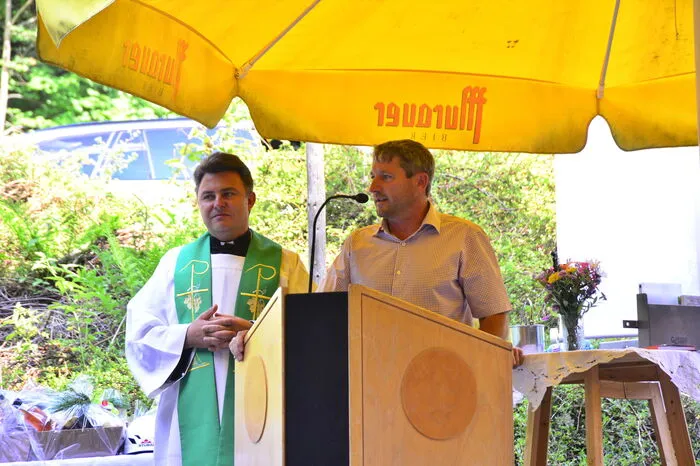 Pfarrer Petre Solomes und Bürgermeister Johannes Rauter bei der Segnung.
