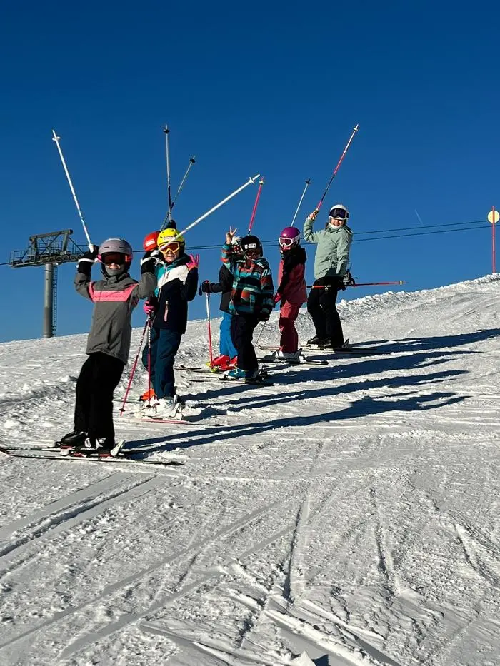 Den Kindern macht das Skifahren sichtlich Spaß