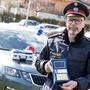 Polizist Christian Eder mit dem Vortest-Gerät für Suchtgift