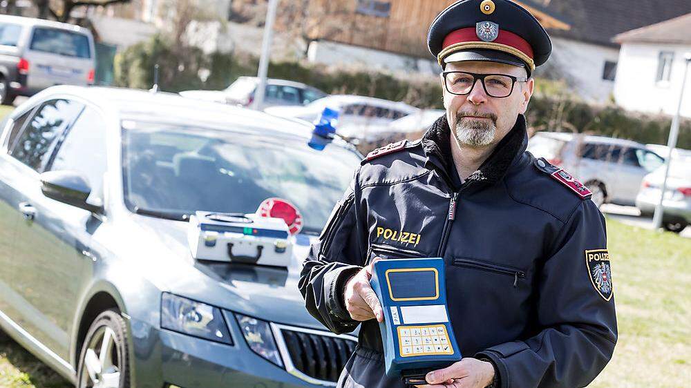 Polizist Christian Eder mit dem Vortest-Gerät für Suchtgift