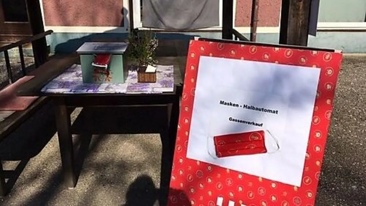 Aus übriggebliebenen Dirndlstoffen näht Hannes Opetnik aus Bleiburg Masken