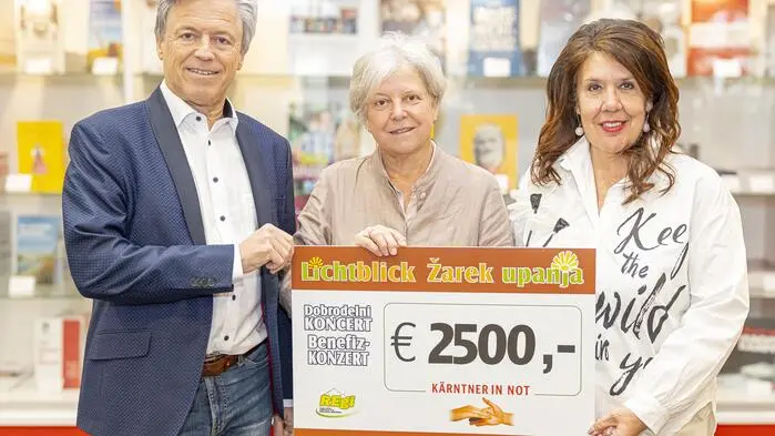 „Das Ziel der Initiative Lichtblick ist, effektiv zu helfen“, so Initiator Vladi Smrtnik, Vizebürgermeister von St. Michael ob Bleiburg, der 2500 Euro mit Doris-Grit Schwarz übergab.