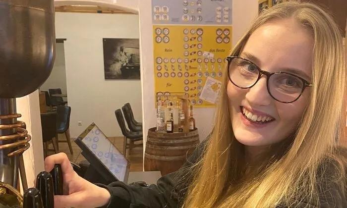 Lena ist seit 2023 fixer Bestandteil der Bier Apotheke. 