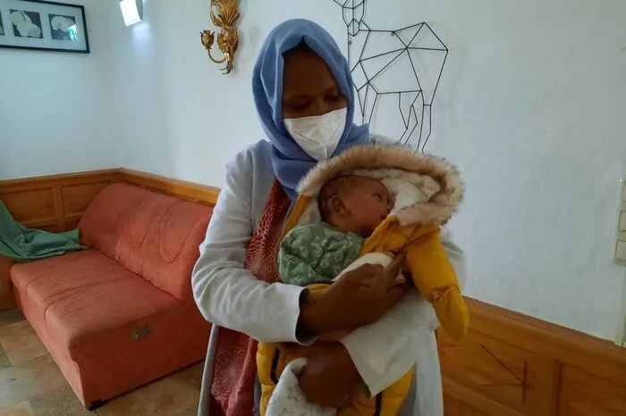Der kleine Mohammat hat am 12. November das Licht der Welt erblickt. Auf dem Foto ist er mit seiner stolzen Mama Farah Hamda zu sehen.