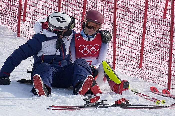 Während Mitfavoritin Mikaela Shiffrin (USA) wie auch schon im Riesentorlauf früh ausschied und zur tragischen Figur dieser Spiele zu werden droht...