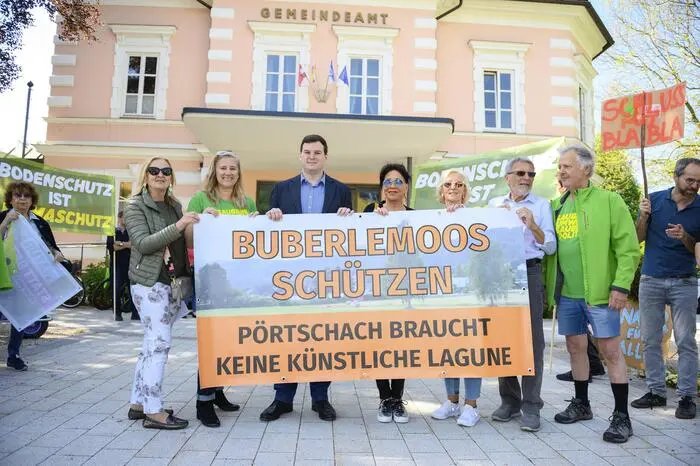 Im Mai 2022 demonstrierten Politik und Bürger gegen das Lagunen-Projekt