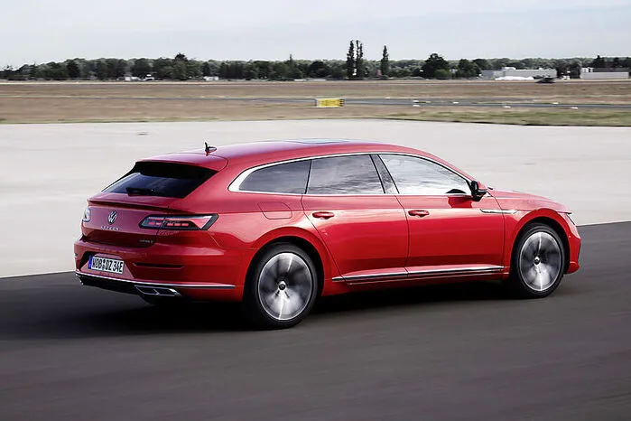 Auch der Arteon stromert Anfang 2021 an die Steckdose – als Teilzeitelektriker. Für den Plug-in namens eHybrid tun sich ein 1,4-Liter-Turbobenziner (156 PS) und ein Elektromotor (85 kW) zusammen, die eine Systemleistung von 218 PS stemmen. Angaben zum elektrischen Aktionsradius machen die Wolfsburger noch nicht, aber im verwandten Passat GTE stehen mehr als 50 Kilometer im Datenblatt.