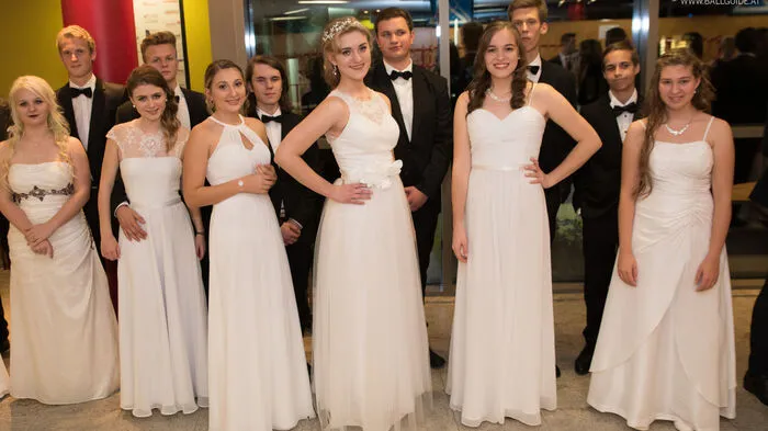 Am Samstagabend (15. Oktober) veranstalteten die Schüler des BG/BRG Stainach ihren Maturaball. Das herrliche Ambiente in der Ennstalhalle Liezen lud zum Verweilen ein. Hier gibt's die schönsten Bilder.