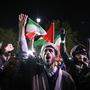 Iranische Demonstranten vor der britischen Botschaft in Teheran nach der Bombenattacke auf Israel