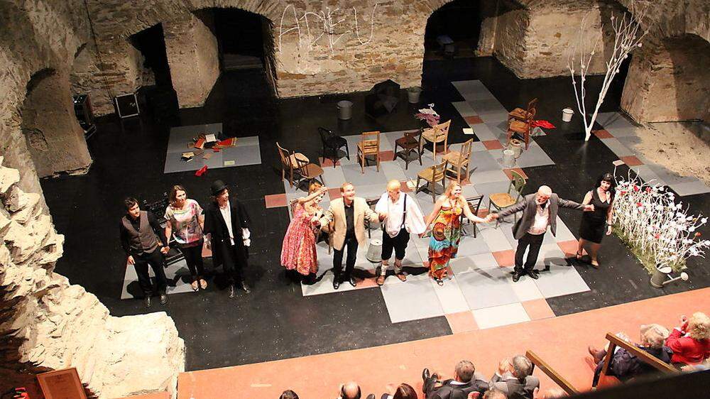 Das Heunburgtheater (im Bild der Premierenabend der vorjährigen Produktion „Die Stühle“) begeht heuer mit dem Stück „Die Plattfische“ von Ronald Pries sein Fünfjahresjubiläum