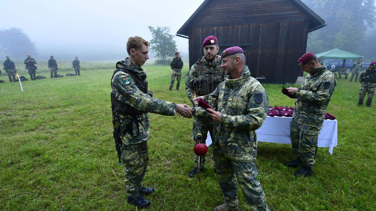 Die Überreichung des weinroten Baretts nach einem 40-km-Marsch soll die Werte des historischen Regimentes Nr. 7 veranschaulichen