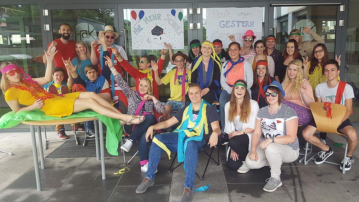 Schon in Ferienstimmung und mit Plakaten, auf denen „Nie mehr Schule – wegen gestern geschlossen“ stand, begrüßten Maturanten Schüler und Lehrer an der HAK Voitsberg