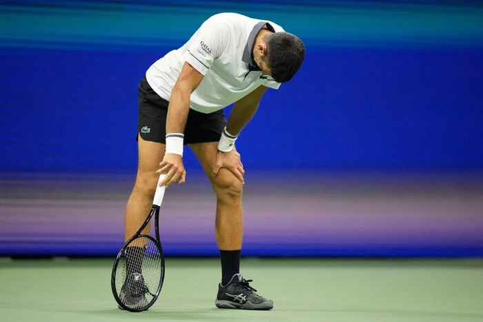 Tennis-Superstar Novak Djokovic hat sich in seinem Auftaktspiel bei den US Open mehrfach auf dem Platz übergeben