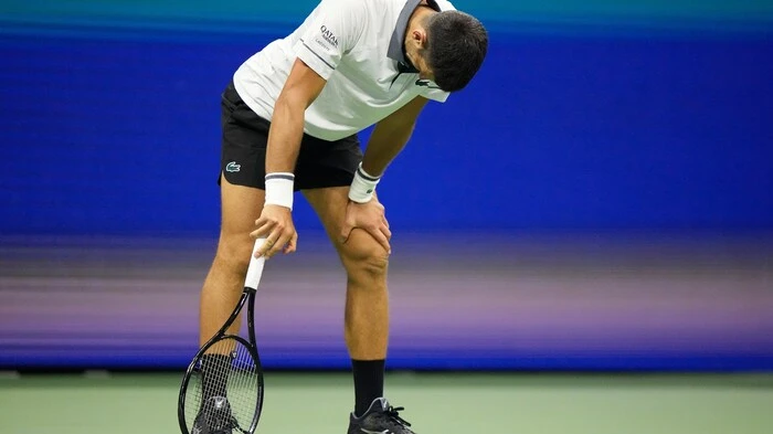 Tennis-Superstar Novak Djokovic hat sich in seinem Auftaktspiel bei den US Open mehrfach auf dem Platz übergeben