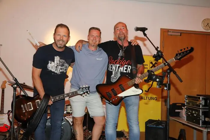 „Carved In Stone“ mit  Horst Kofler (Gitarre) & Georg Rossmann (Drums) und  mit Bandleader Sieghard „Sigi“  Hatberger (Bass), 