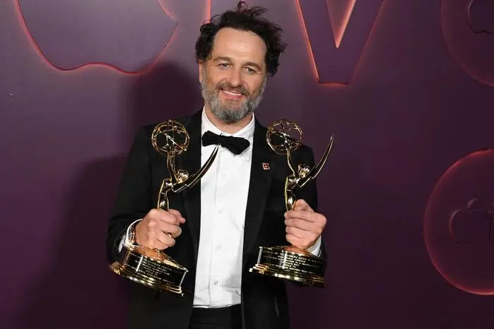 Der Gewinner des Abends war klar Schauspieler Matthew Rhys. Mit zwei Emmys ging der Star nach Hause und knackte damit gleich einen Rekord. Noch nie zuvor ist es einem Schauspieler gelungen, zwei Hauptdarsteller-Trophäen an einem Abend mit nach Hause zu nehmen.