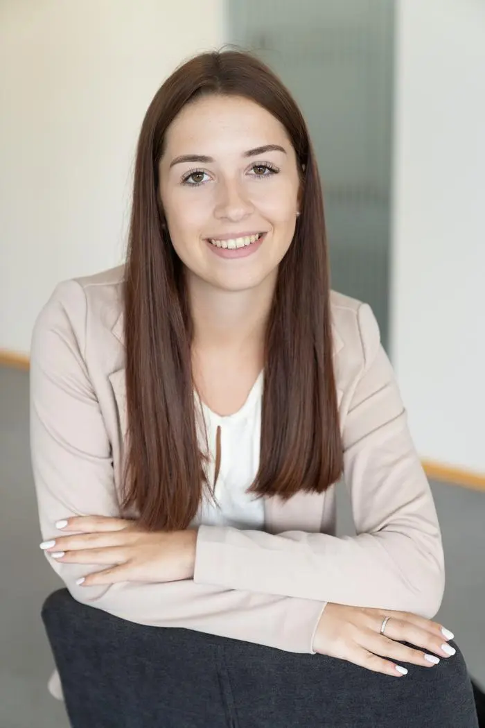 Maklerin Yvonne Nowak versucht, das Haus zu verkaufen