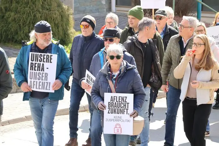 Für den Erhalt des Reha-Zentrums marschierten Ende März rund 1500 Personen durch den Ort