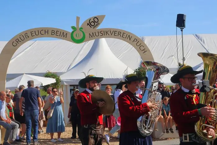 Am Samstag ging es nach dem Einmarsch weiter mit dem Höhepunkt der Veranstaltung: Der Festakt, bei dem rund 700 Musizierende zusammen den Asphalt zum Beben brachten. 