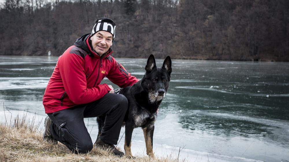 Richard Quantschnig und sein Hund Xanto am Drauufer