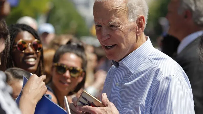 Der ehemalige Vize-Präsident gilt als sichere Wahl. Acht Jahre diente er als Nummer zwei unter Barack Obama, davor vertrat er jahrzehntelang den Bundesstaat Delaware im Senat. Biden führt die Umfragen derzeit an, doch seine Kandidatur ist nicht unumstritten. Zum einen nahm er in der Vergangenheit immer wieder Positionen ein, die vielen Demokraten heute sauer aufstoßen, zum anderen gilt der 76jährige wegen seines Alters nicht als Aufbruchssignal. Trump jedoch scheint ihn am meisten zu fürchten.